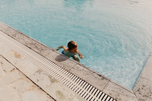 子供の男の子は夏にプールで泳ぎ — ストック写真