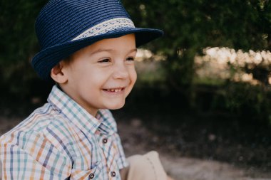 Şapkalı bebek gülümsüyor.