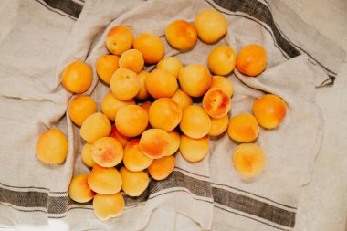 Havluda turuncu kayısılar 
