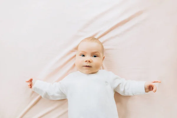 Niña acostada en la cama. — Foto de Stock