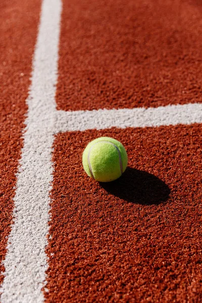 Tenis kortunda tenis topu.