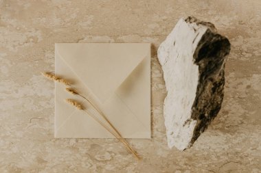 El işi zarf, boş tebrik kartı, taş. Düz yatış, üst görünüm. 