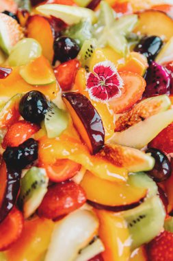 Beyaz arkaplanda meyveli kek, üst görünüm.