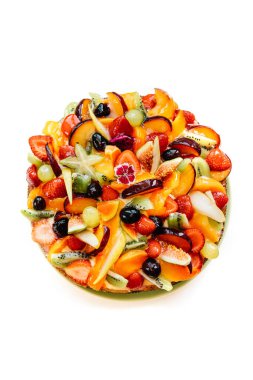 Beyaz arkaplanda meyveli kek, üst görünüm.