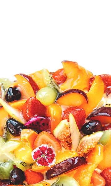 Beyaz arkaplanda meyveli kek, üst görünüm.