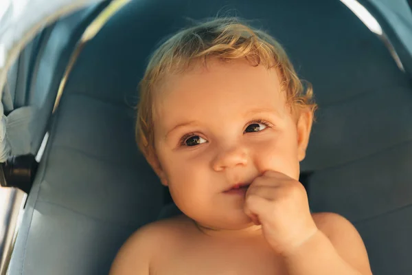 Hermosa niña en un cochecito. — Foto de Stock