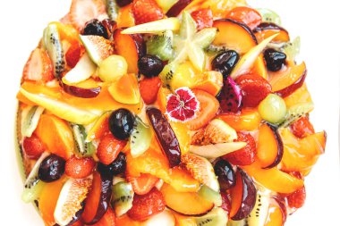 Beyaz arkaplanda meyveli kek, üst görünüm.