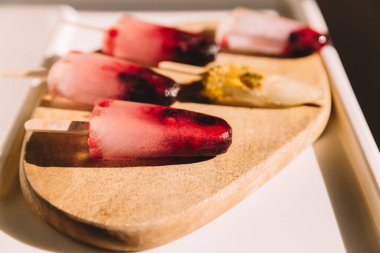 Tahtada el yapımı buzlu şeker..