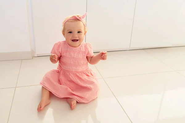 Retrato de la niña feliz sentada en el suelo. — Foto de Stock