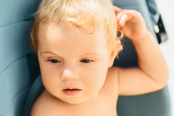 Hermosa niña en un cochecito. — Foto de Stock