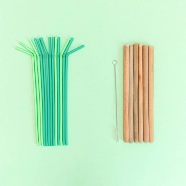 Nane arkaplanda fırçalı plastik pipetler ve yeniden kullanılabilir bambu pipetleri. 