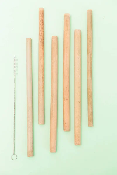 Reusable bamboo straws with brush on the mint background. — Stock Photo, Image