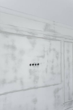 Evdeki duvar macunları tamir ediliyor.