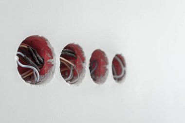 Oyuncak duvarında kablolar olan soketler.