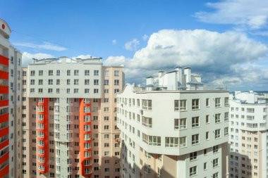 Mavi gökyüzüne karşı yüksek binalar