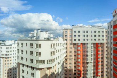 Mavi gökyüzüne karşı yüksek binalar