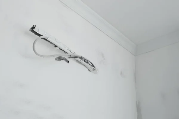 putty of walls repair in the apartment