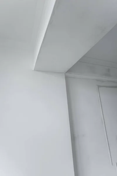 putty of walls repair in the apartment