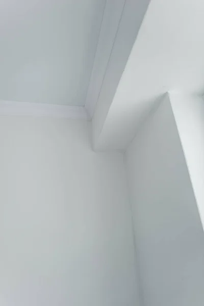 Evdeki duvar macunları tamir ediliyor.