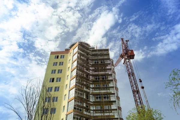 Geschossiges Wohnhaus Bau Und Kran Vor Blauem Himmel — Stockfoto