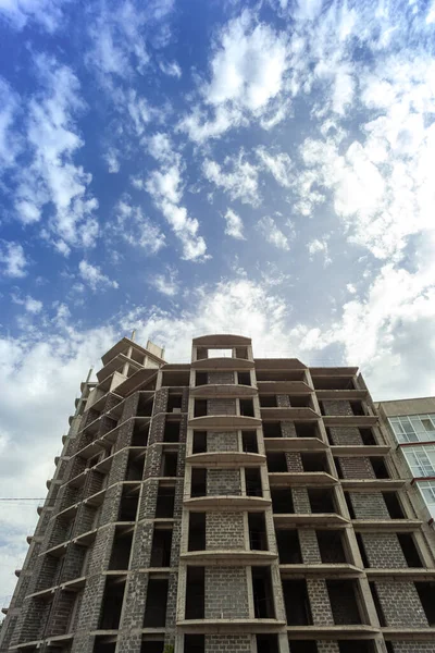 Edificio Residencial Varios Pisos Construcción Grúa Sobre Fondo Cielo Azul — Foto de Stock