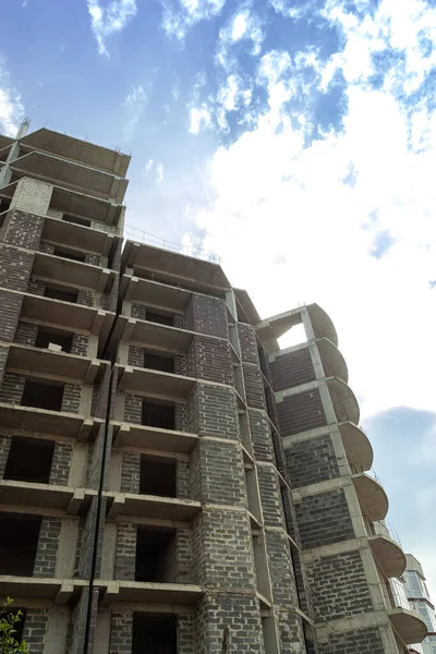 Edificio Residencial Varios Pisos Construcción Grúa Sobre Fondo Cielo Azul — Foto de Stock