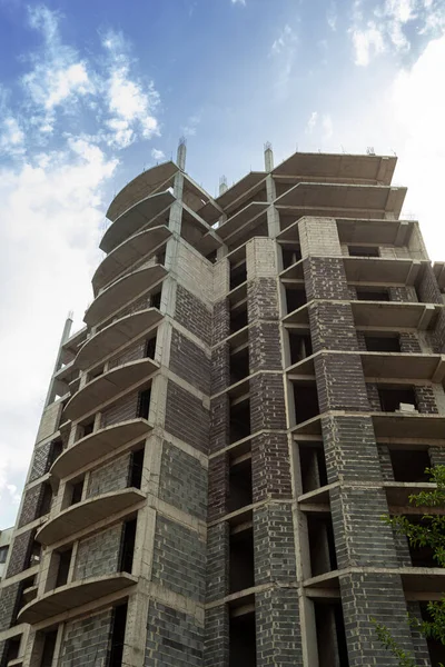 Edificio Residenziale Più Piani Costruzione Gru Uno Sfondo Cielo Blu — Foto Stock