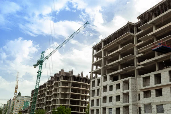 Edifício Residencial Vários Andares Construção Guindaste Fundo Céu Azul — Fotografia de Stock