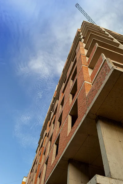 Multi Verdiepingen Woongebouw Aanbouw Kraan Een Achtergrond Van Blauwe Lucht — Stockfoto