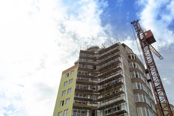 Edifício Residencial Vários Andares Construção Guindaste Fundo Céu Azul — Fotografia de Stock