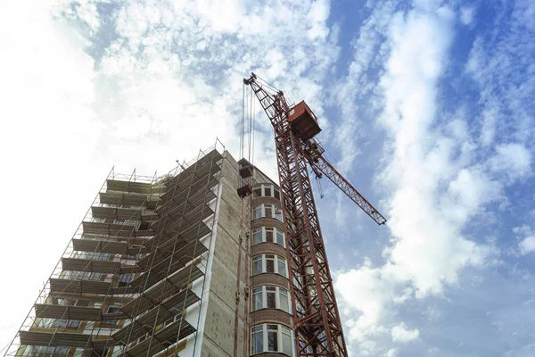 Immeuble Résidentiel Plusieurs Étages Construction Grue Sur Fond Ciel Bleu — Photo