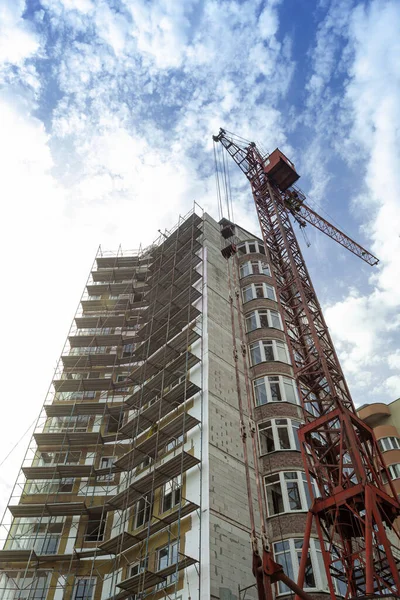 Edifício Residencial Vários Andares Construção Guindaste Fundo Céu Azul — Fotografia de Stock