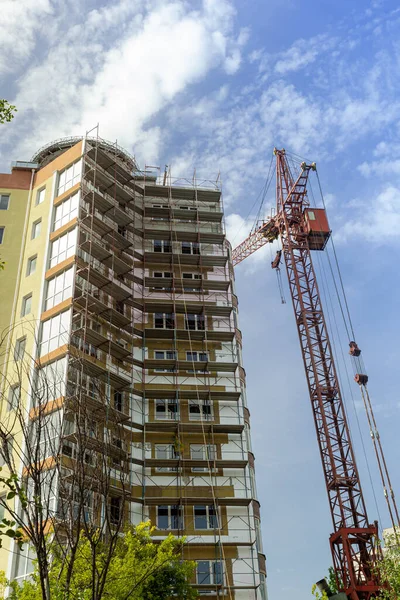 青空を背景に建設中の高層住宅やクレーン — ストック写真