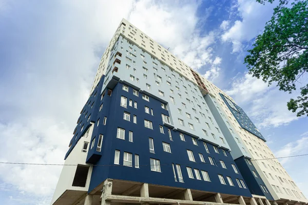 Edificio Residencial Varios Pisos Construcción Grúa Sobre Fondo Cielo Azul — Foto de Stock