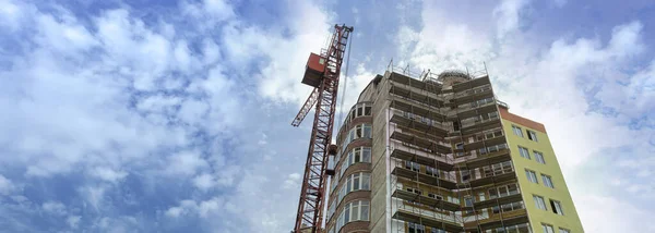 青空を背景に建設中の高層住宅やクレーンのパノラマ — ストック写真