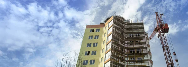 Panorama Eines Bau Befindlichen Mehrstöckigen Wohnhauses Mit Kran Vor Blauem — Stockfoto