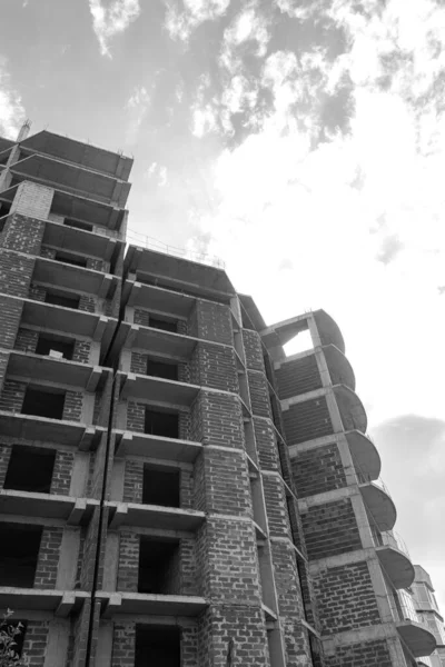 蓝天背景下在建多层住宅及起重机的黑白照片 — 图库照片