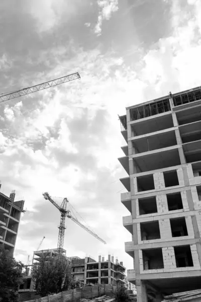 Zwart Wit Foto Van Een Woongebouw Met Meerdere Verdiepingen Aanbouw — Stockfoto