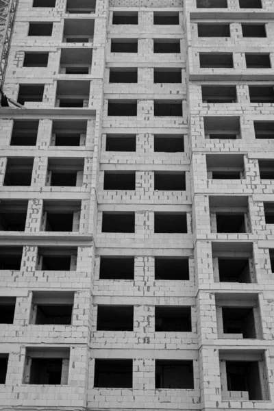 Zwart Wit Foto Van Een Woongebouw Met Meerdere Verdiepingen Aanbouw — Stockfoto