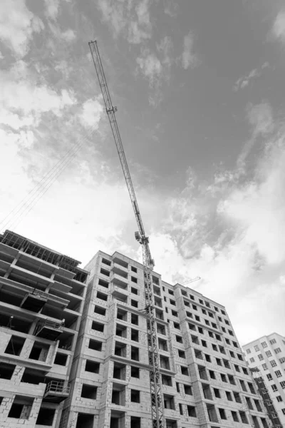 Zwart Wit Foto Van Een Woongebouw Met Meerdere Verdiepingen Aanbouw — Stockfoto