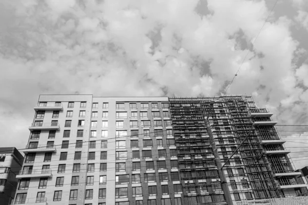 Foto Blanco Negro Edificio Residencial Varios Pisos Construcción Grúa Sobre —  Fotos de Stock