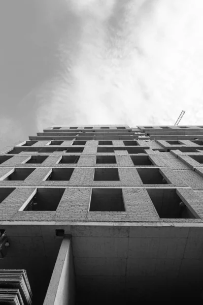 Zwart Wit Foto Van Een Woongebouw Met Meerdere Verdiepingen Aanbouw — Stockfoto