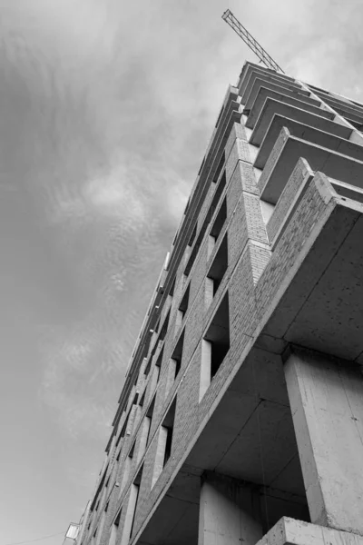 Zwart Wit Foto Van Een Woongebouw Met Meerdere Verdiepingen Aanbouw — Stockfoto