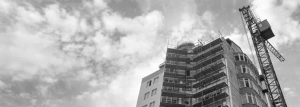 Чорно Біла Панорама Багатоповерхового Житлового Будинку Під Будівництвом Краном Фоні — стокове фото
