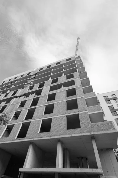 Schwarz Weiß Foto Eines Bau Befindlichen Mehrstöckigen Wohnhauses Mit Kran — Stockfoto