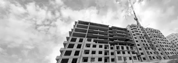 Чорно Біла Панорама Багатоповерхового Житлового Будинку Під Будівництвом Краном Фоні — стокове фото