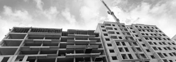 Schwarz Weißes Panorama Eines Bau Befindlichen Mehrstöckigen Wohnhauses Mit Kran — Stockfoto