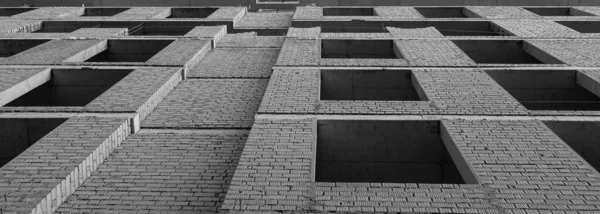 Черно Белая Панорама Строящегося Многоэтажного Жилого Дома Крана Фоне Синего — стоковое фото