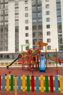 Yerleşim yerindeki güzel oyun alanı