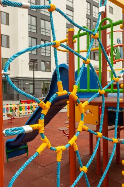 Yerleşim yerindeki güzel oyun alanı